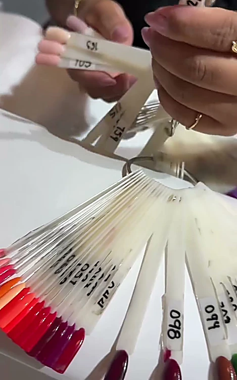 Abanico de tips con tonos rojos y numerados para elegir color