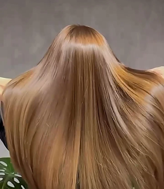 Cabello largo, lacio y brillante, de espalda después del tratamiento