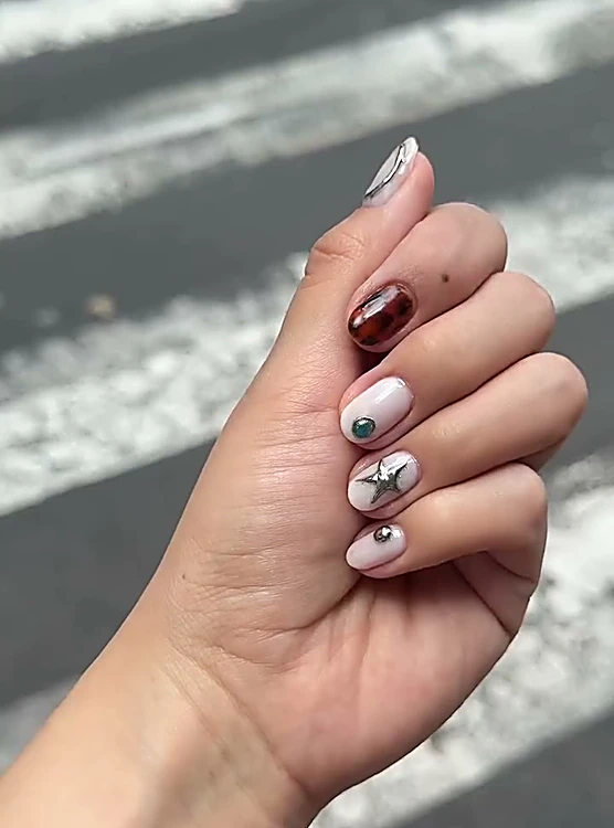 Uñas cortas con diseño de cereza, cromo plateado y estrellas