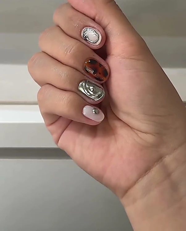 Uñas con cromo plateado, carey y líneas en relieve