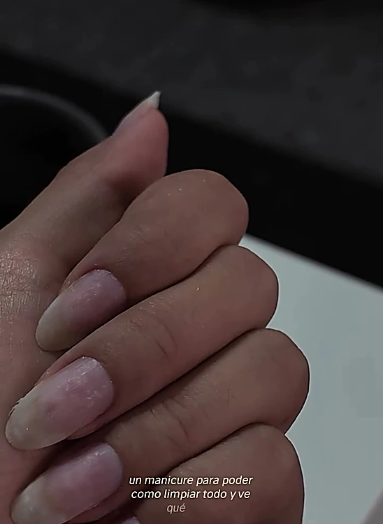 Uñas almendradas en tono nude, de cerca
